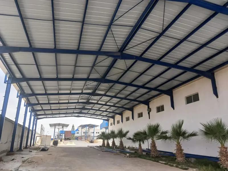 Auvent industriel avec ossature acier et couverture — réalisation du partenaire de fabrication