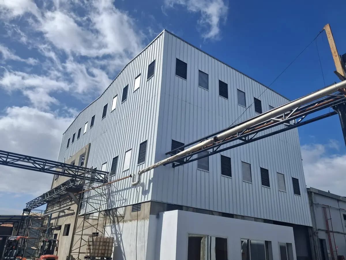 Façade de bâtiment industriel avec bardage métallique — réalisation du partenaire de fabrication