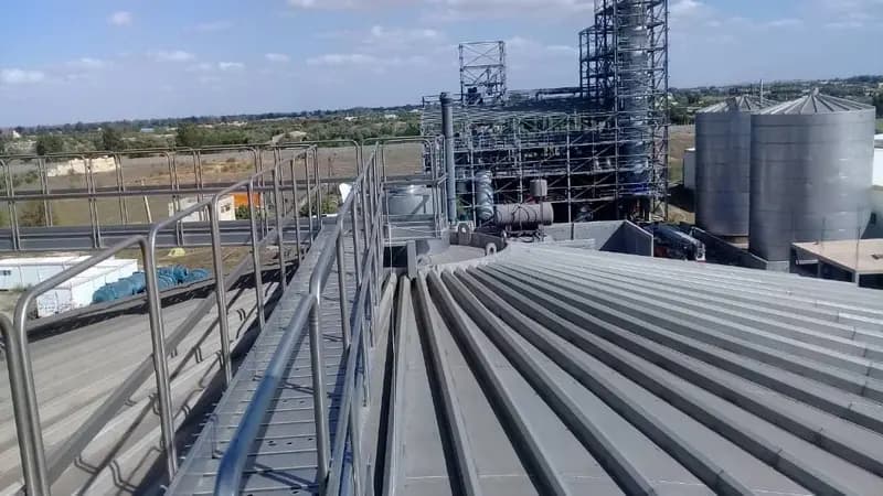 Passerelle avec garde-corps sur un site agro-industriel — réalisation du partenaire de fabrication