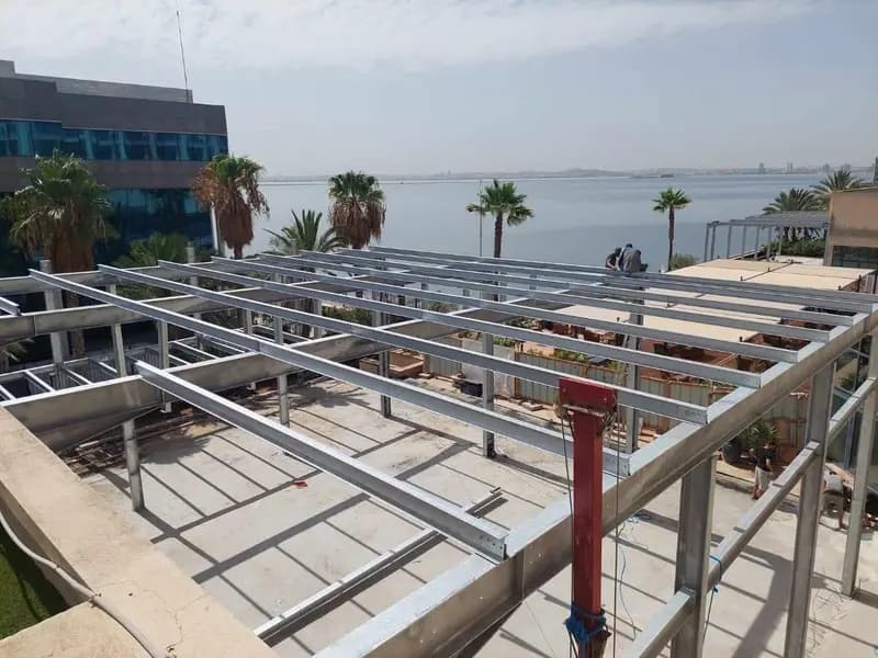 Ossature métallique de plancher en cours de réalisation — réalisation du partenaire de fabrication