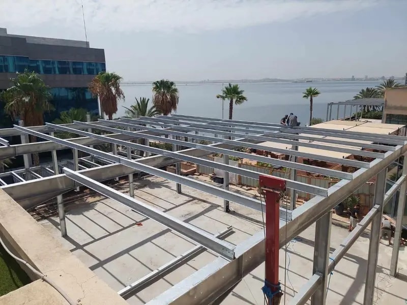 Plancher et structure métallique en cours de montage