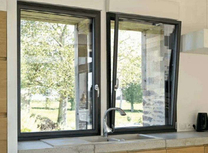 Fenêtres à deux ouvrants donnant sur un jardin