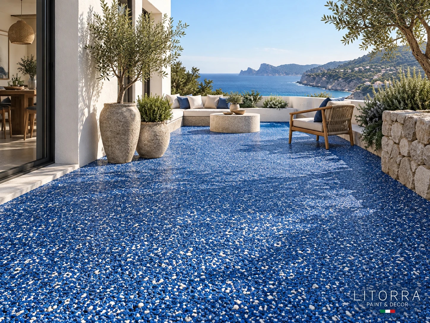 Terrasse en granulats liés bleus avec pots et arbres méditerranéens