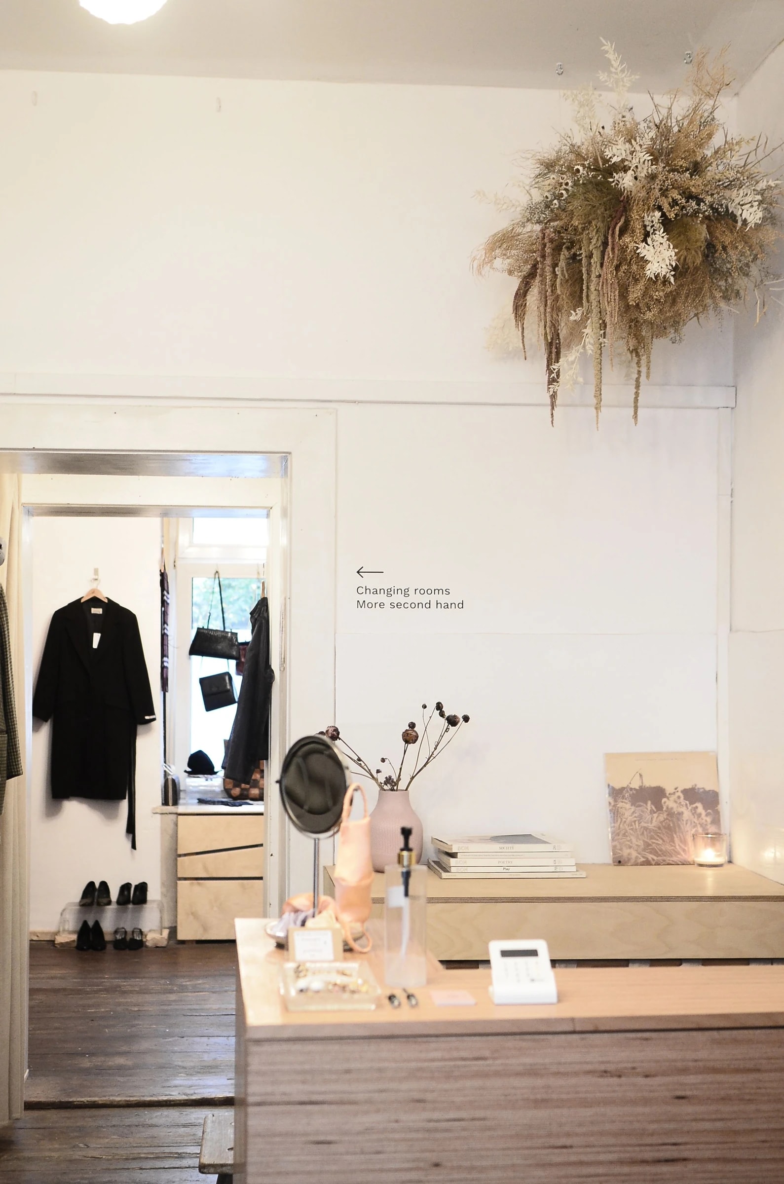 Boutique avec comptoir en bois et présentation des produits