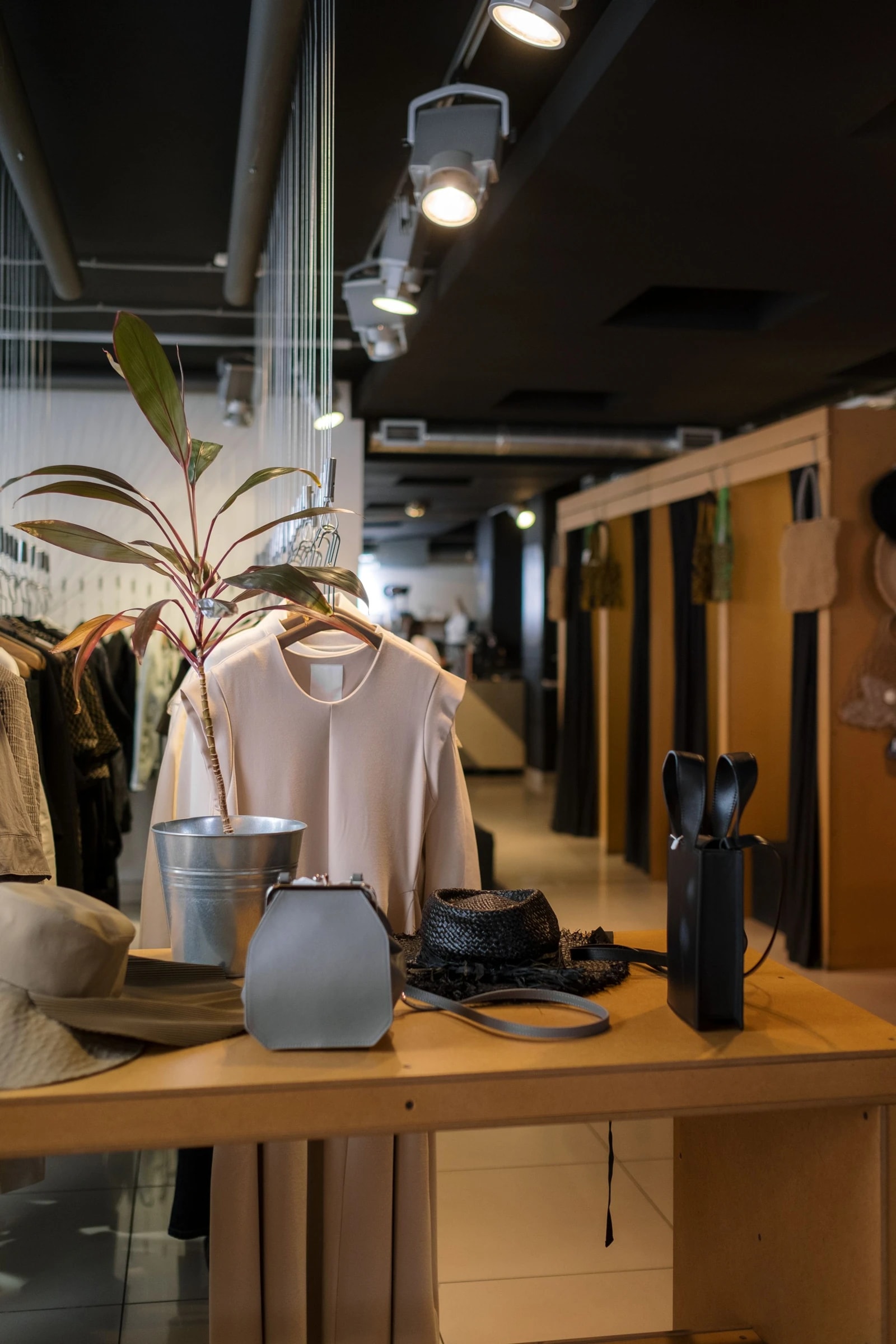 Table de présentation et portants dans une boutique