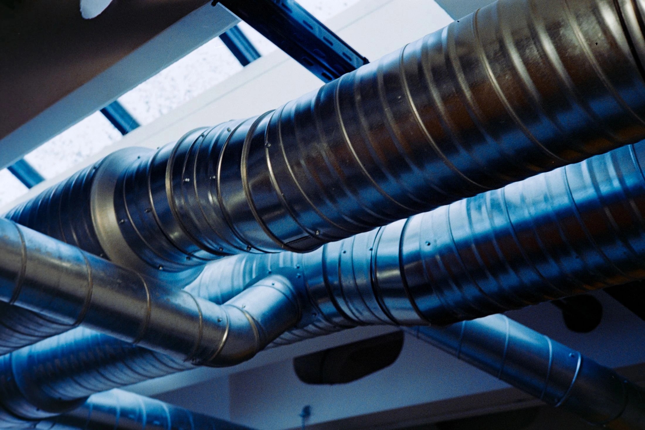 Gaines métalliques de ventilation sous un plafond technique