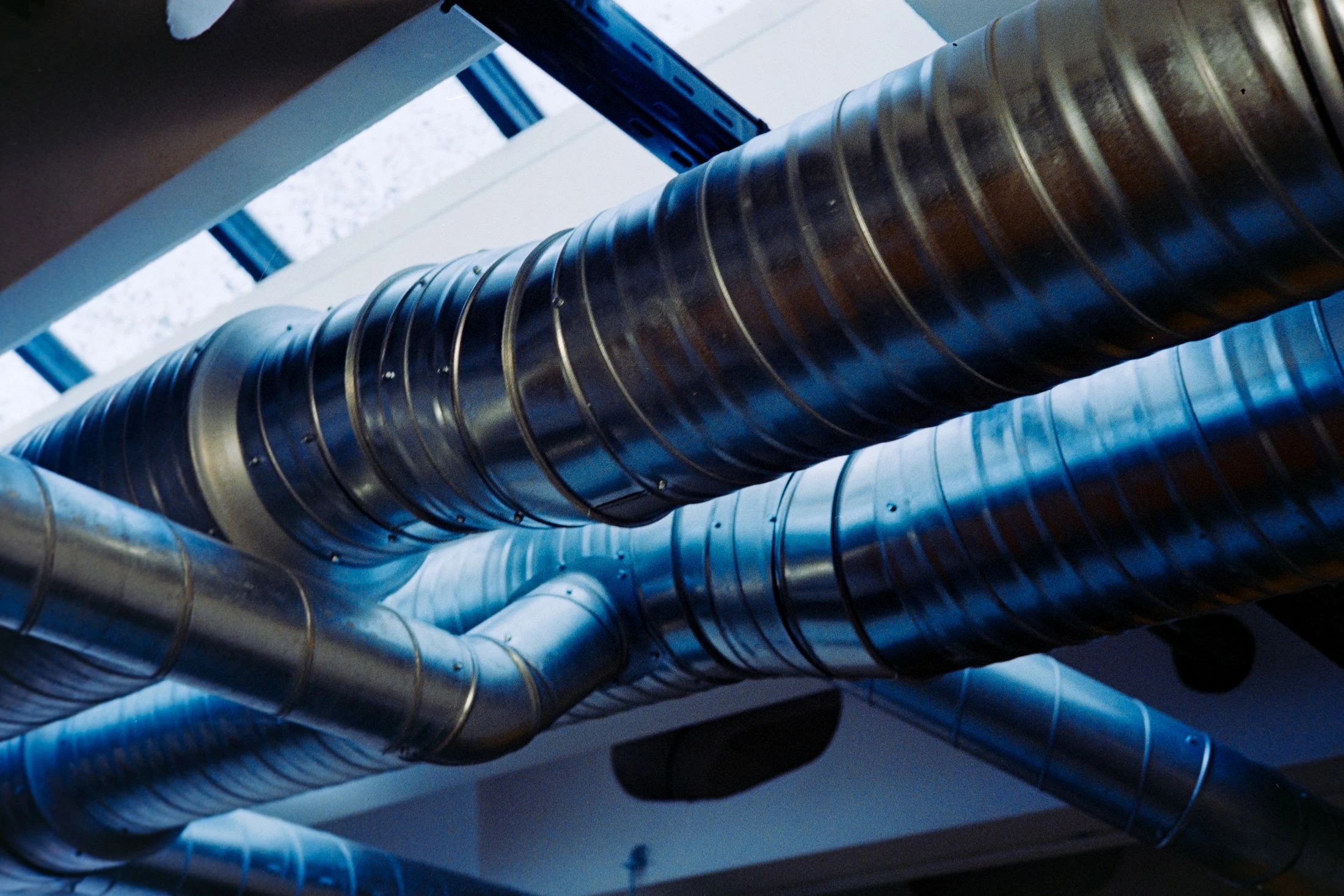 Gaines métalliques de ventilation sous un plafond technique
