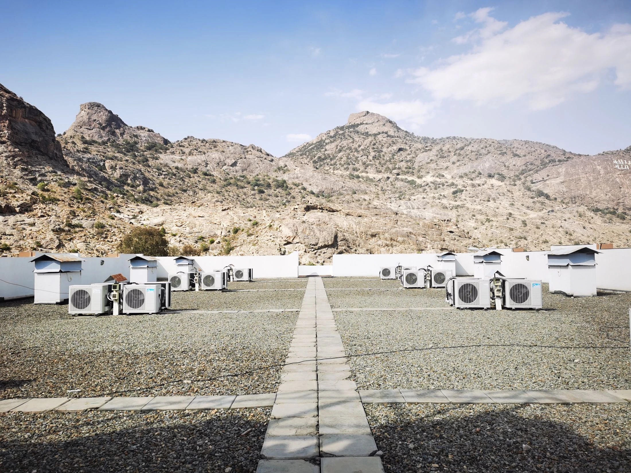 Exemple d’implantation d’unités extérieures de climatisation en toiture