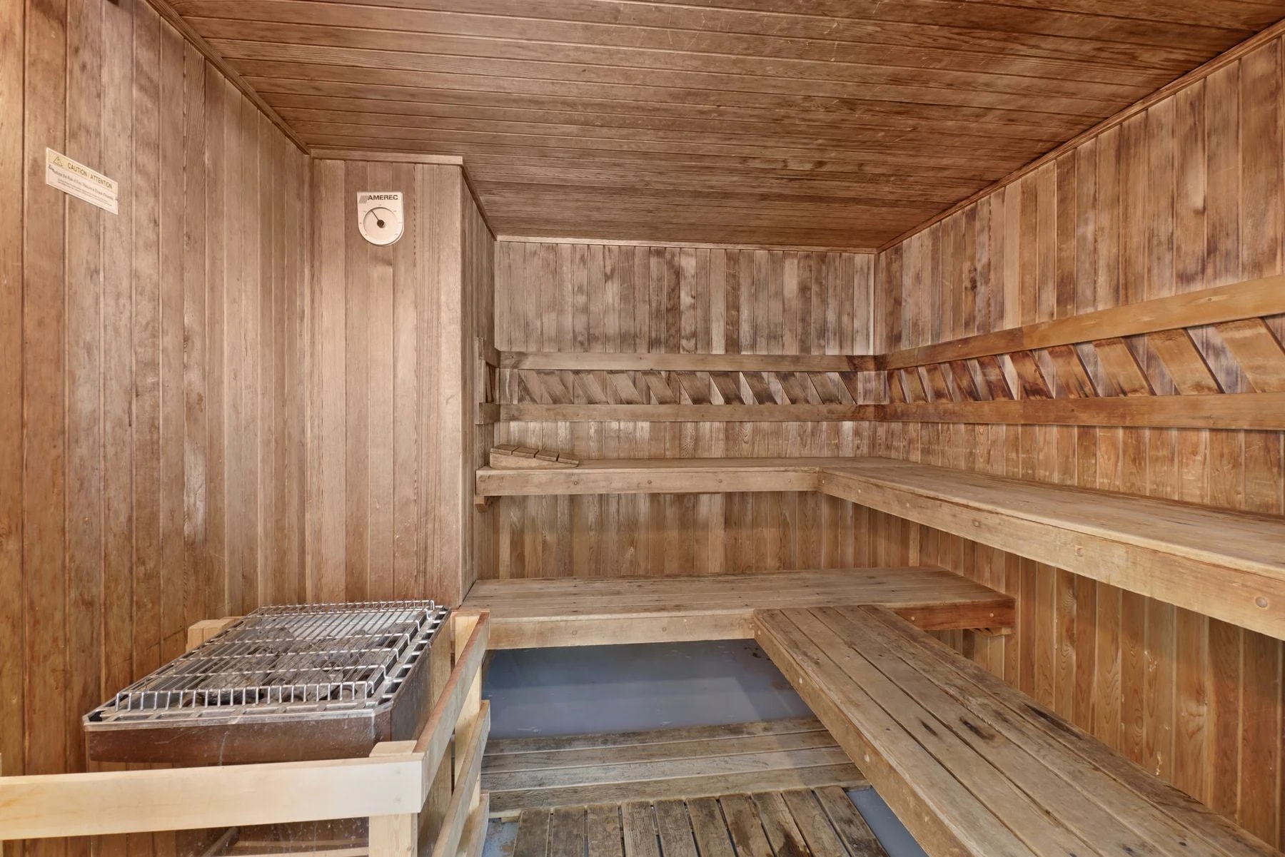 Intérieur de sauna en bois avec banquettes