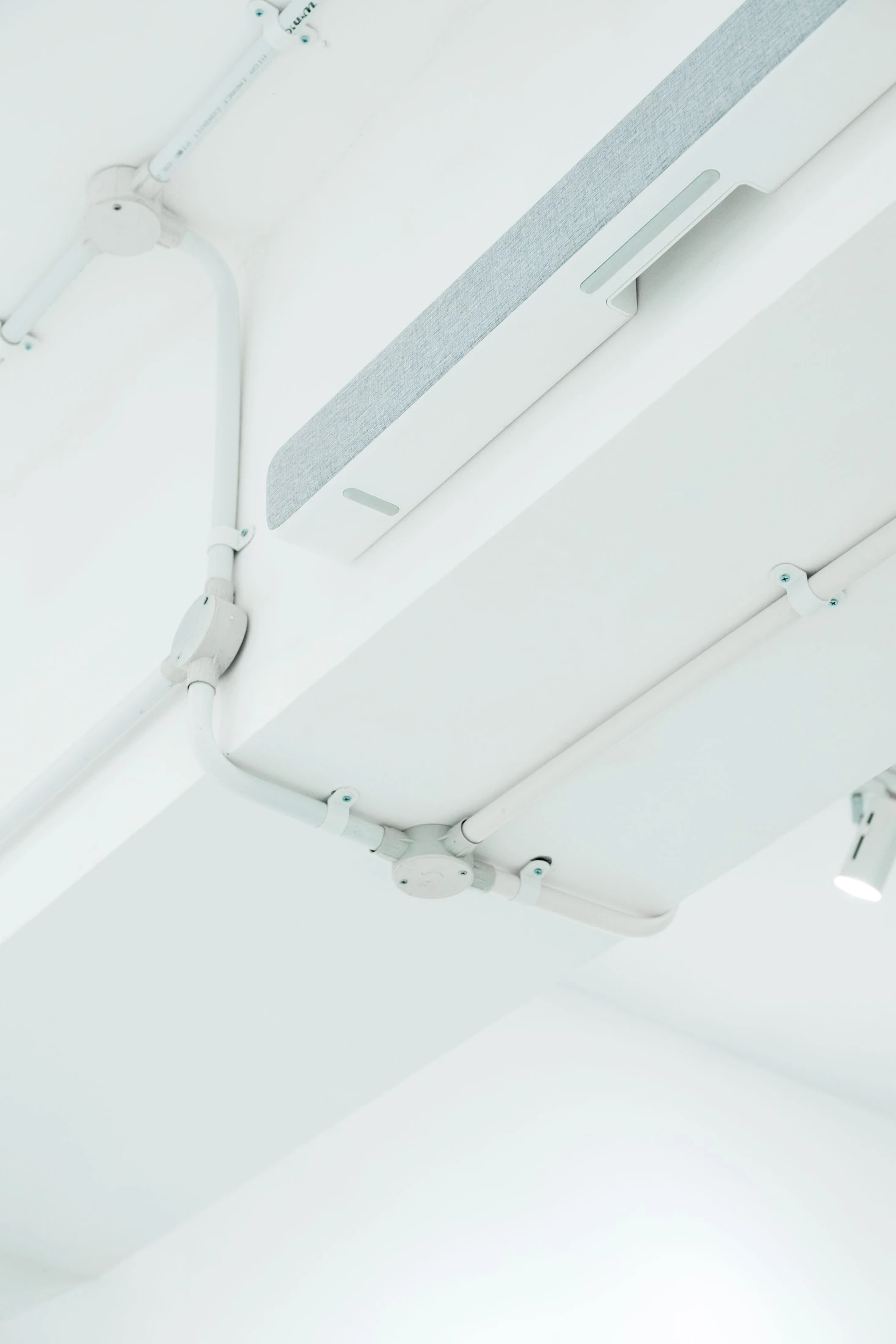 Exemple de conduits et de réseaux apparents au plafond