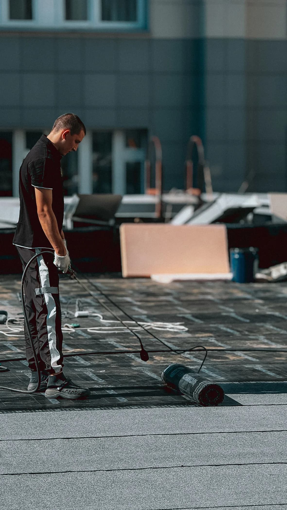 Artisan travaillant les raccords d’une membrane de toiture