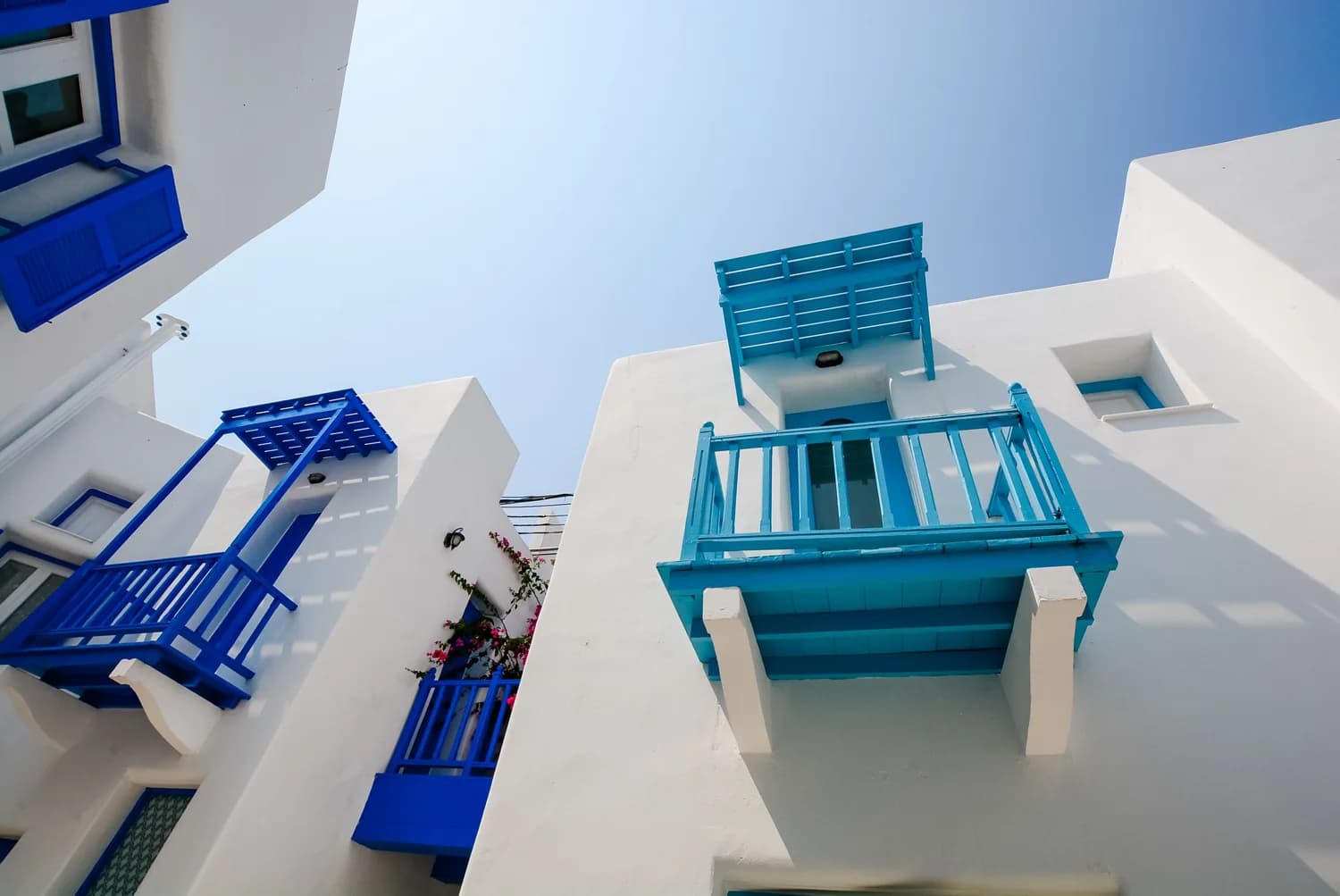 Façade blanche et balcons sous un ciel bleu
