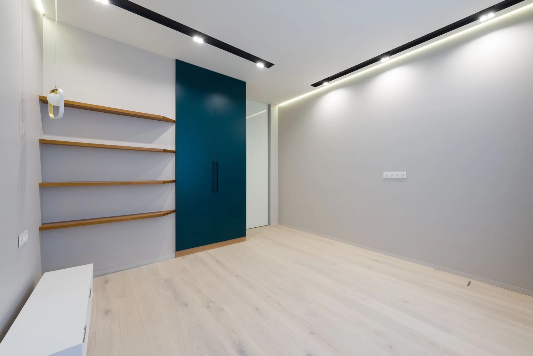 Intérieur aménagé avec sol d’aspect bois