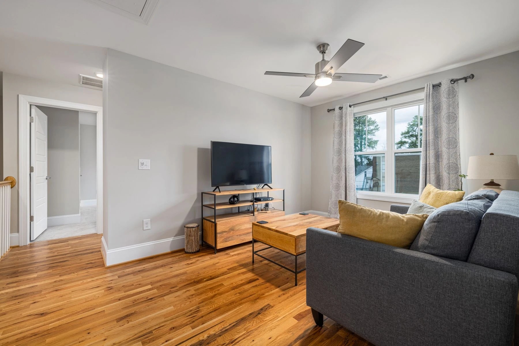 Intérieur lumineux avec sol d’aspect bois clair