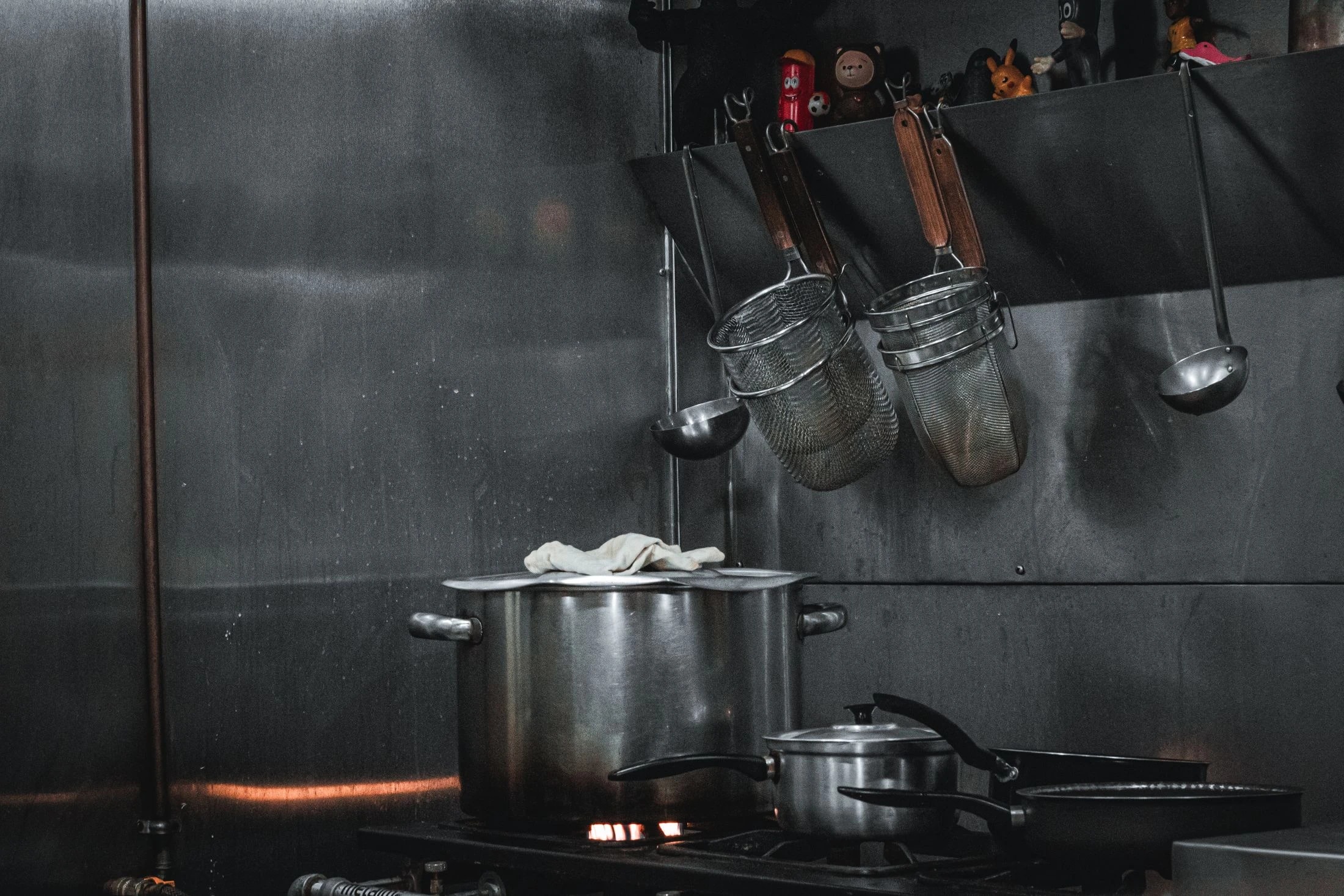 Environnement de cuisine professionnelle avec matériel de restauration en inox