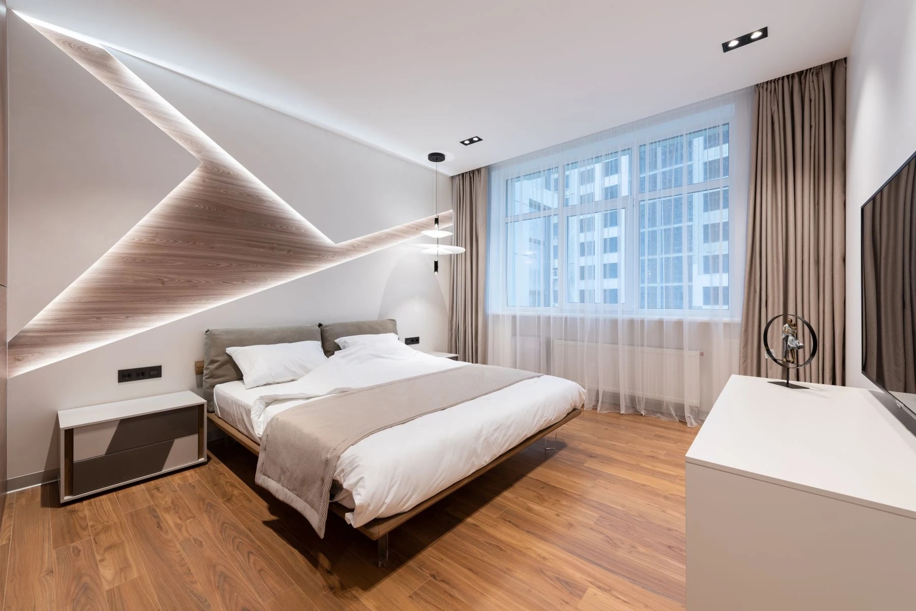 Chambre d’hôtel contemporaine avec lit double et éclairage intégré