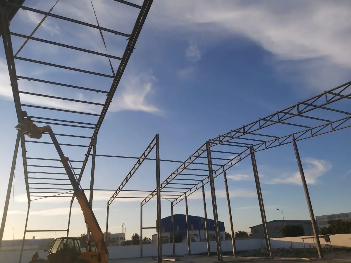 Montage d’une charpente métallique avec nacelle sur chantier