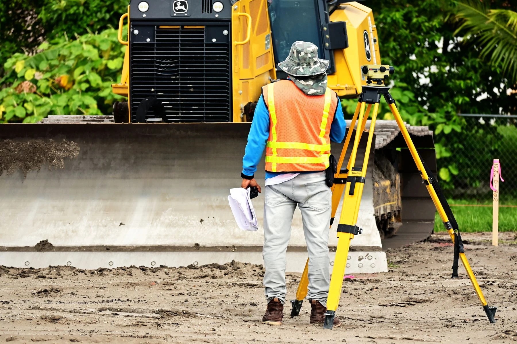 Contrôle des repères et niveaux sur un terrain en travaux