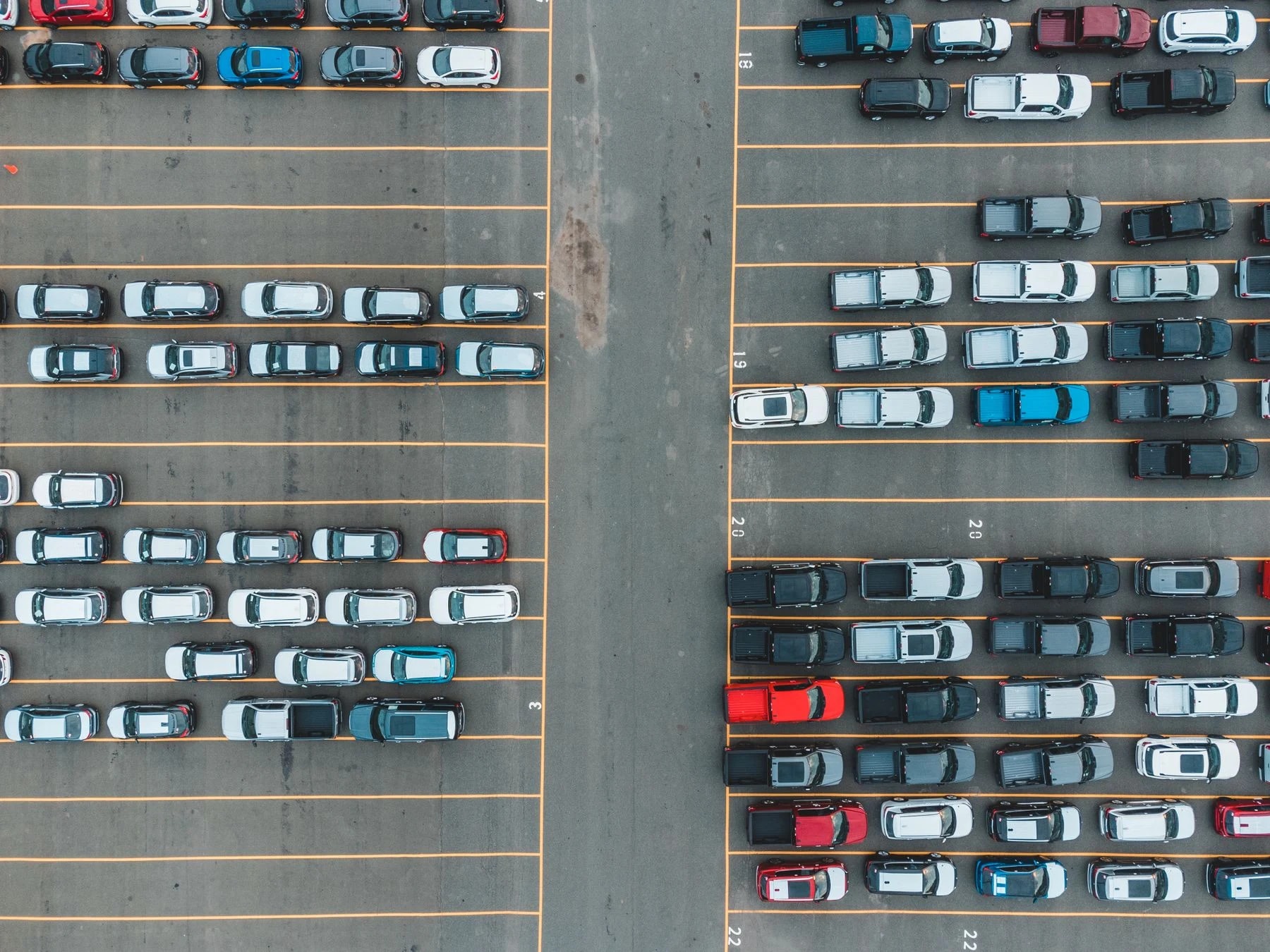 Vue aérienne de places de stationnement et voies de circulation