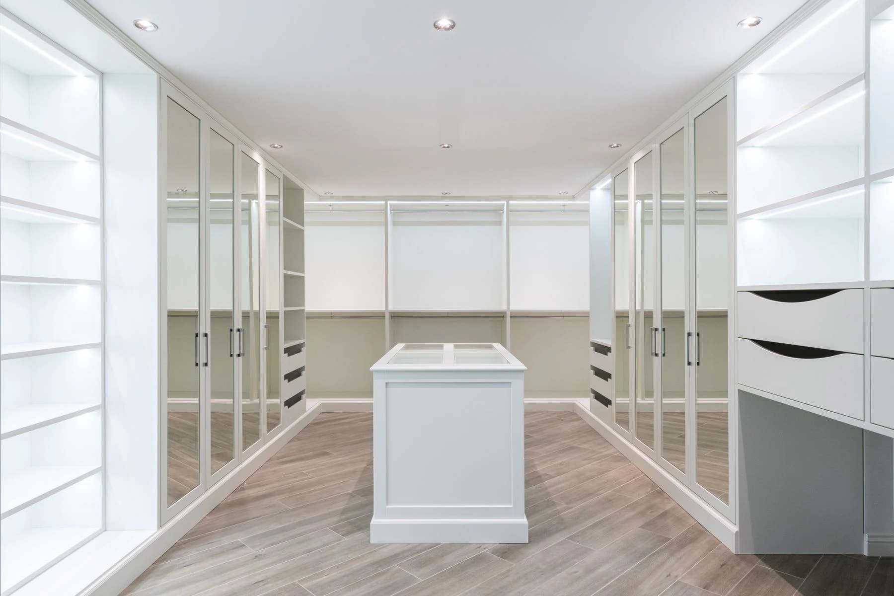 Dressing lumineux avec rangements et façades miroir