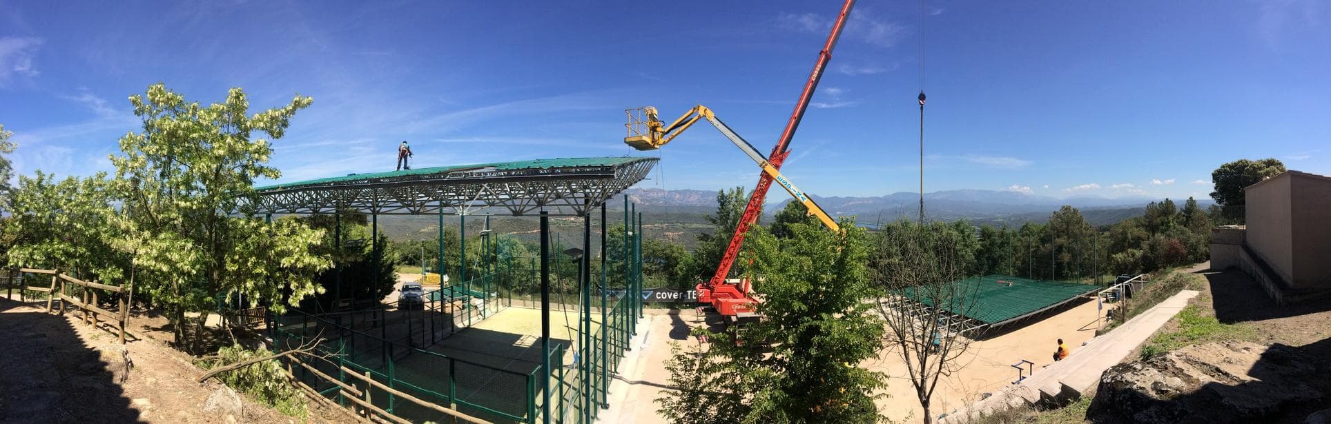 Levage d’une couverture métallique au-dessus de terrains de padel