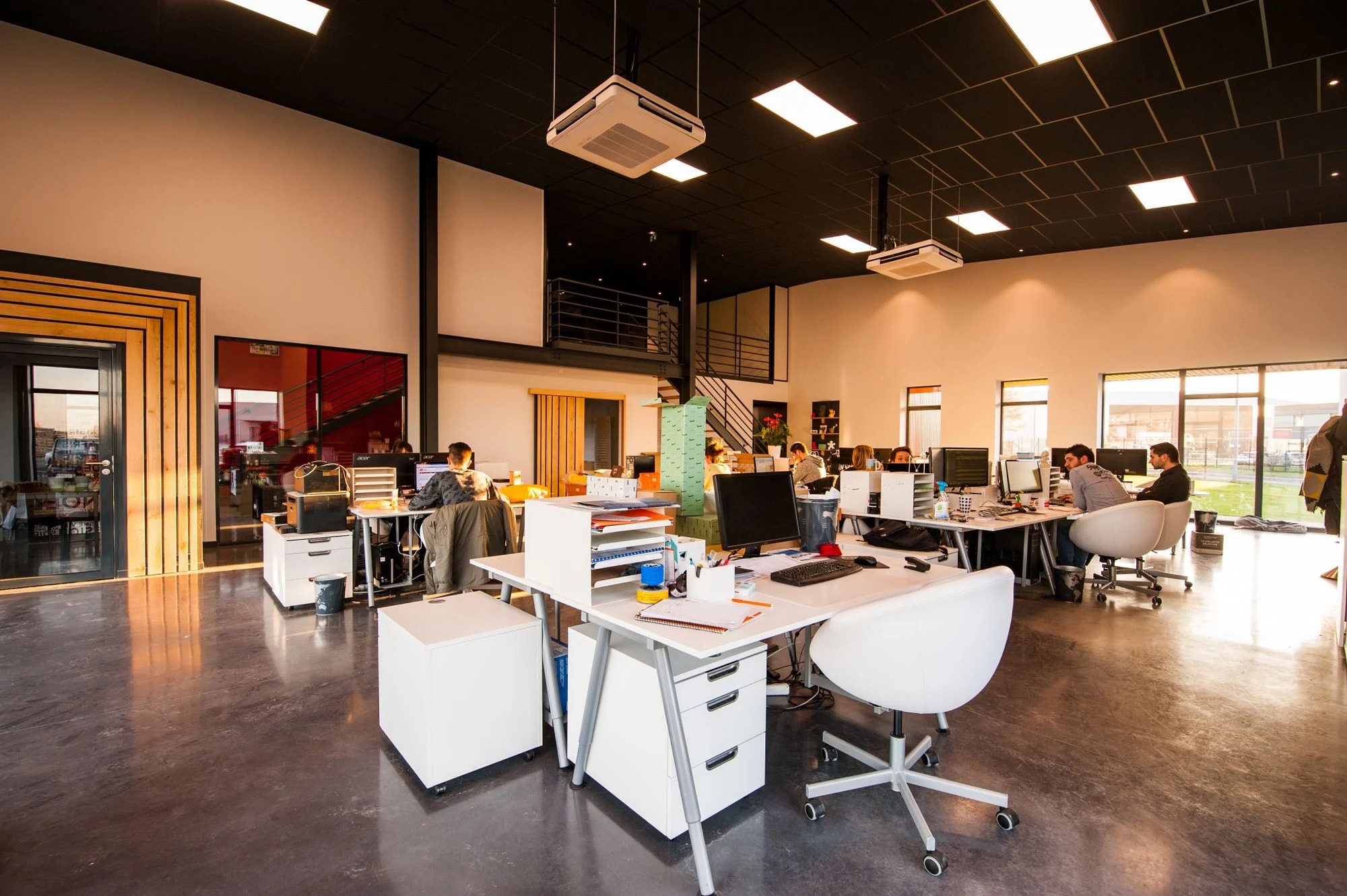 Bureaux équipés d’une unité de climatisation en plafond