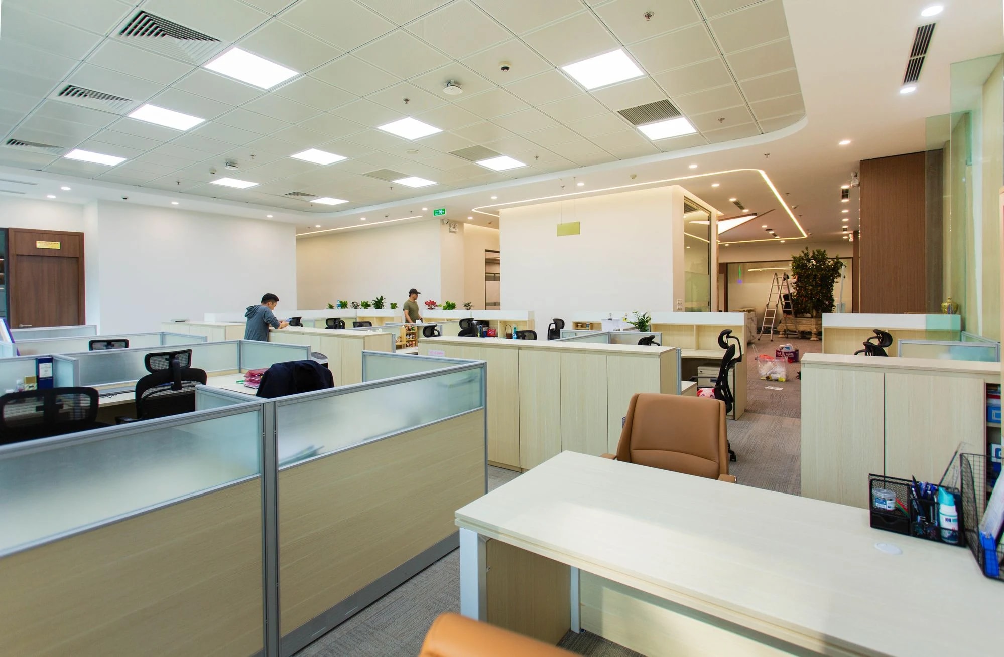 Bureaux avec plafond technique et équipements intégrés