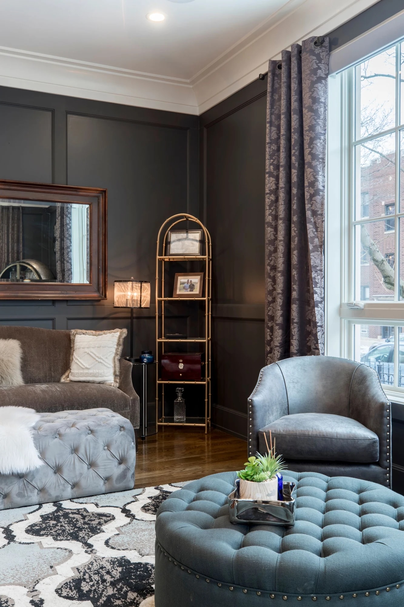 Chambre aménagée avec murs clairs et détails de plafond