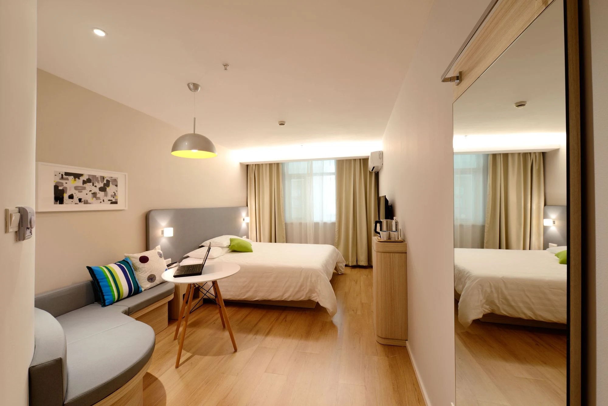 Ambiance de chambre d’hôtel aménagée