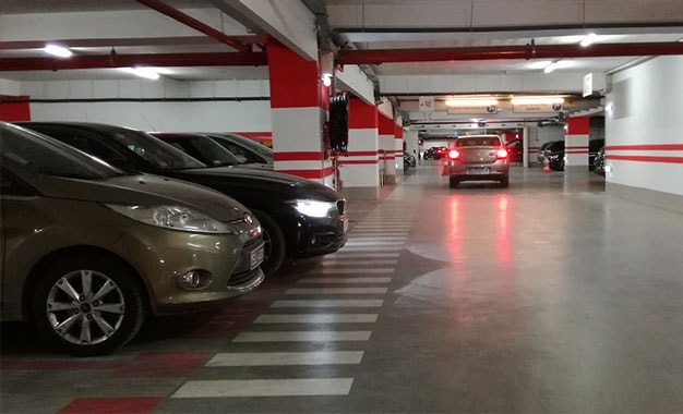 Parking couvert avec marquage des places