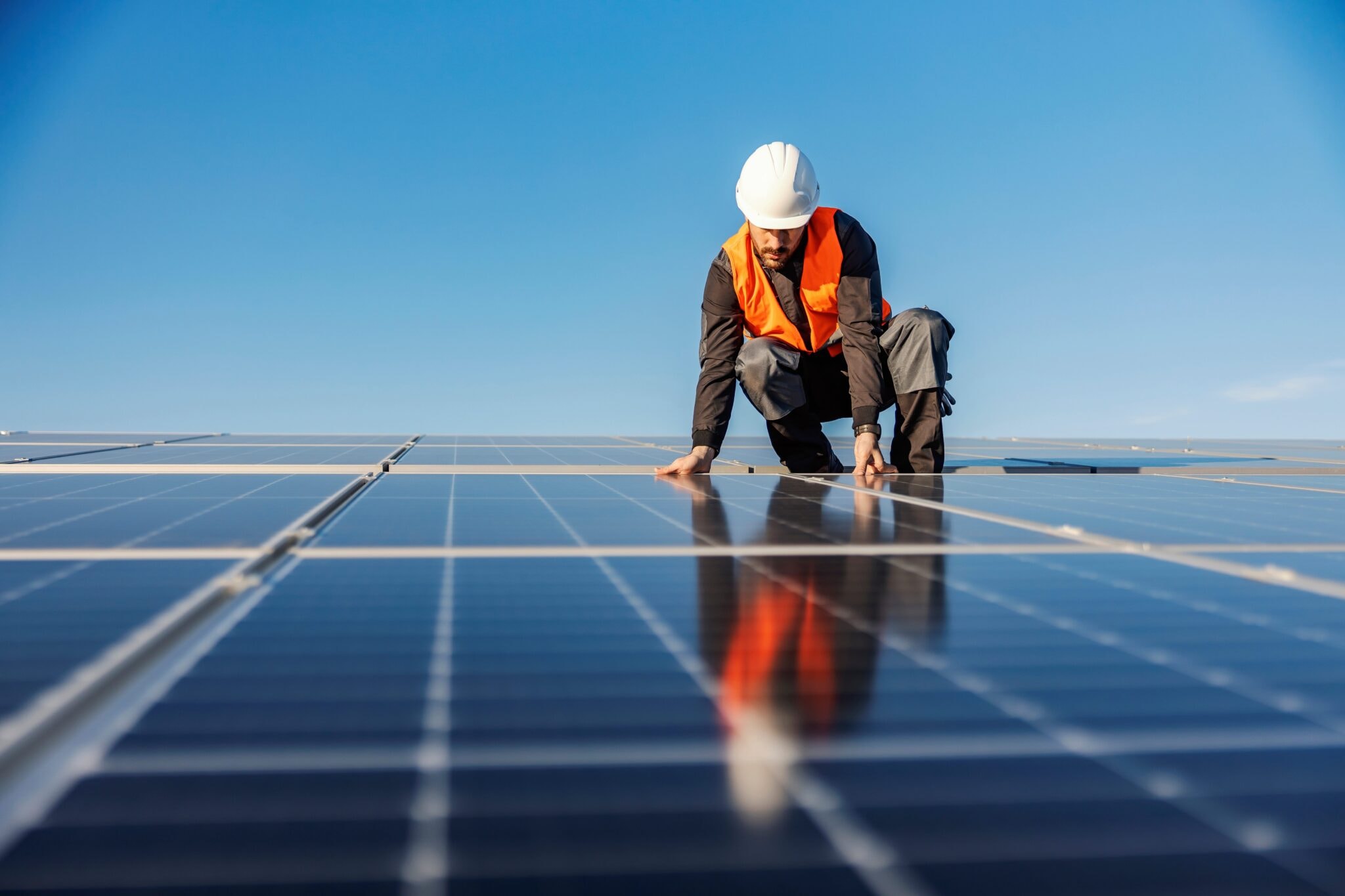 Technicien intervenant sur des panneaux solaires