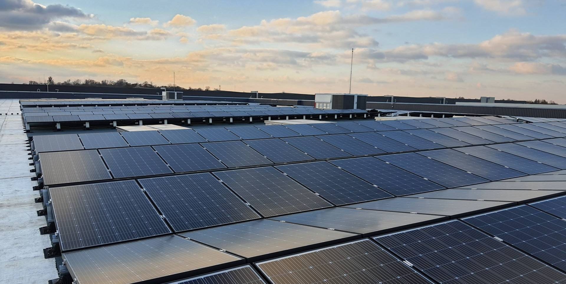 Installation photovoltaïque sur une grande toiture professionnelle