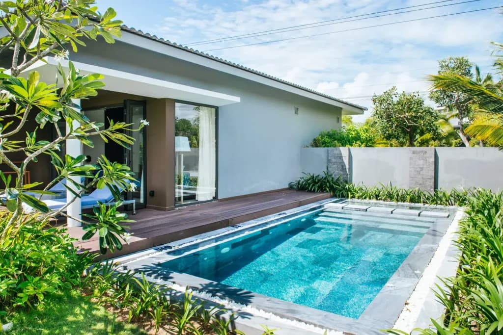 Illustration d’une piscine aménagée au jardin d’une villa