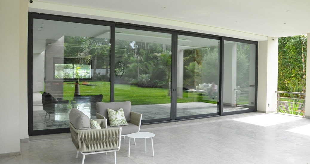 Ensemble vitré ouvert sur un jardin