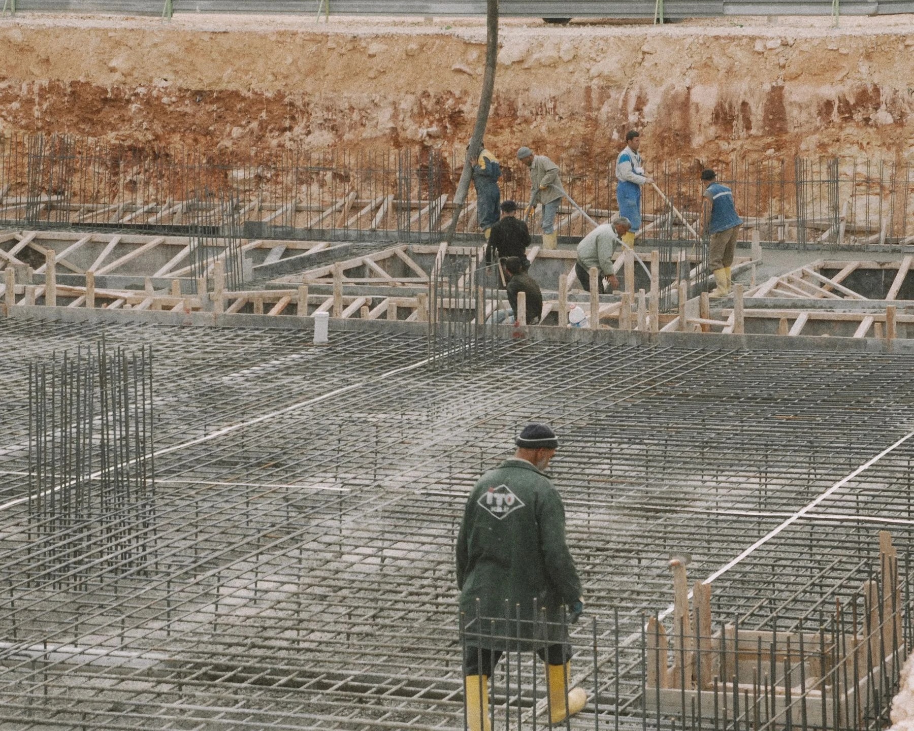 Nappe de ferraillage d’une fondation de bâtiment en préparation