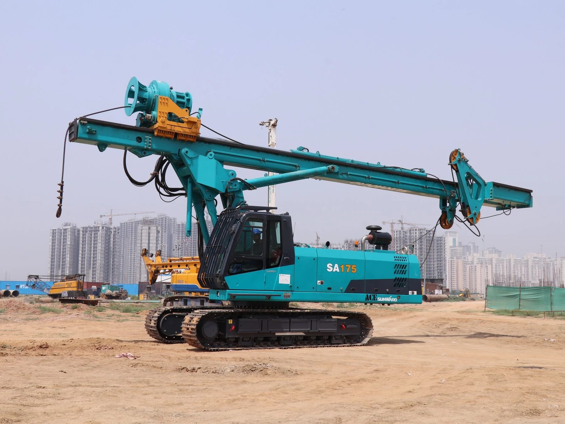 Machine de forage de pieux sur une plateforme de chantier
