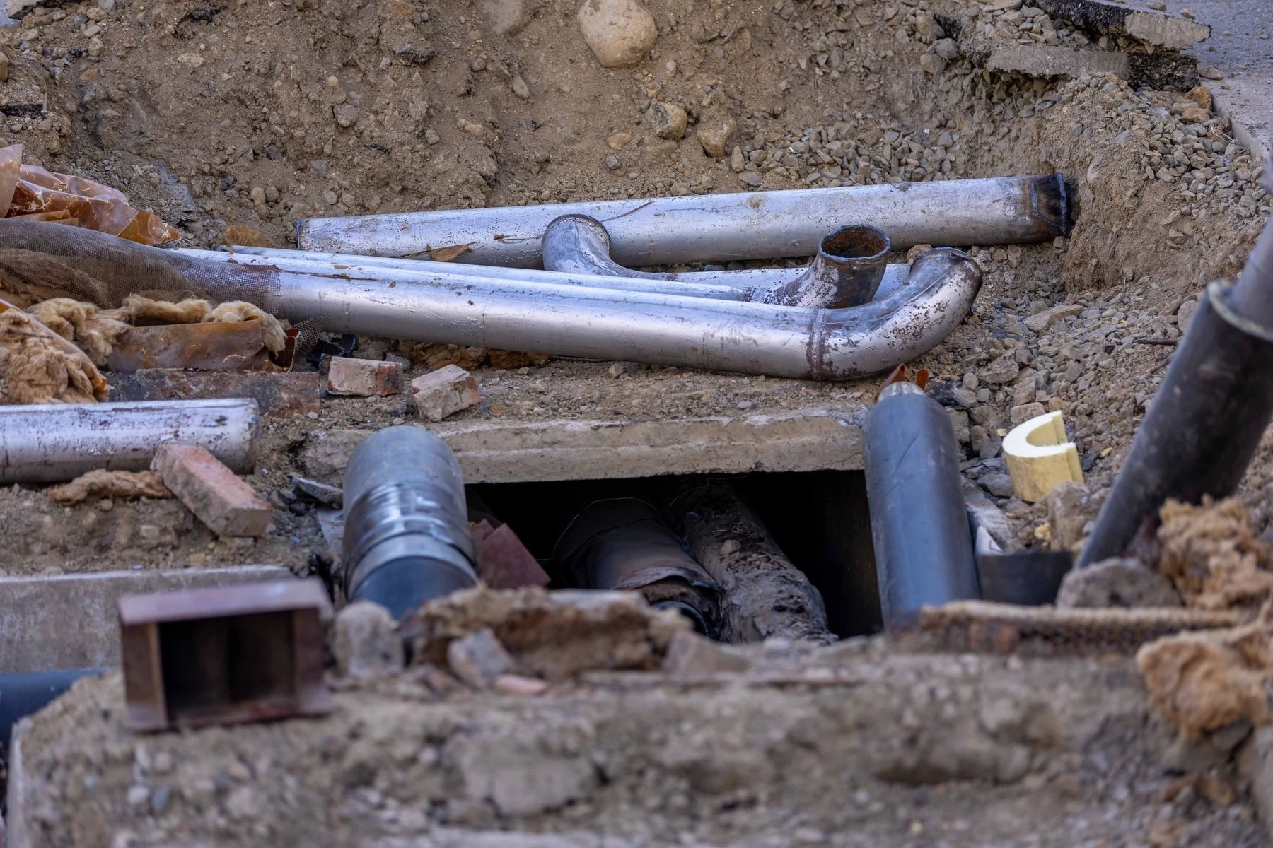 Canalisations dans une zone de travaux de réseaux