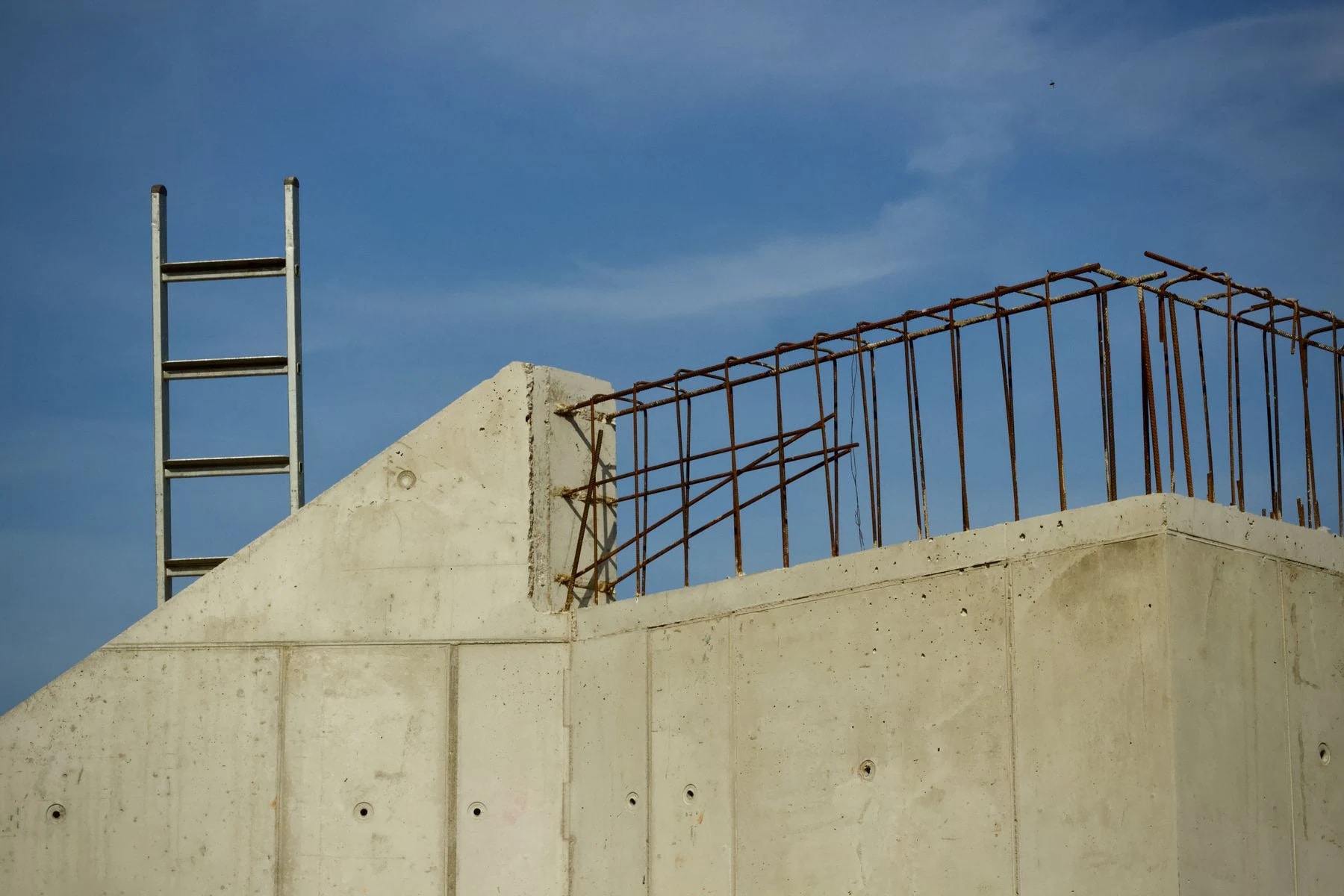 Détail de béton armé et d’armatures en attente sur un chantier