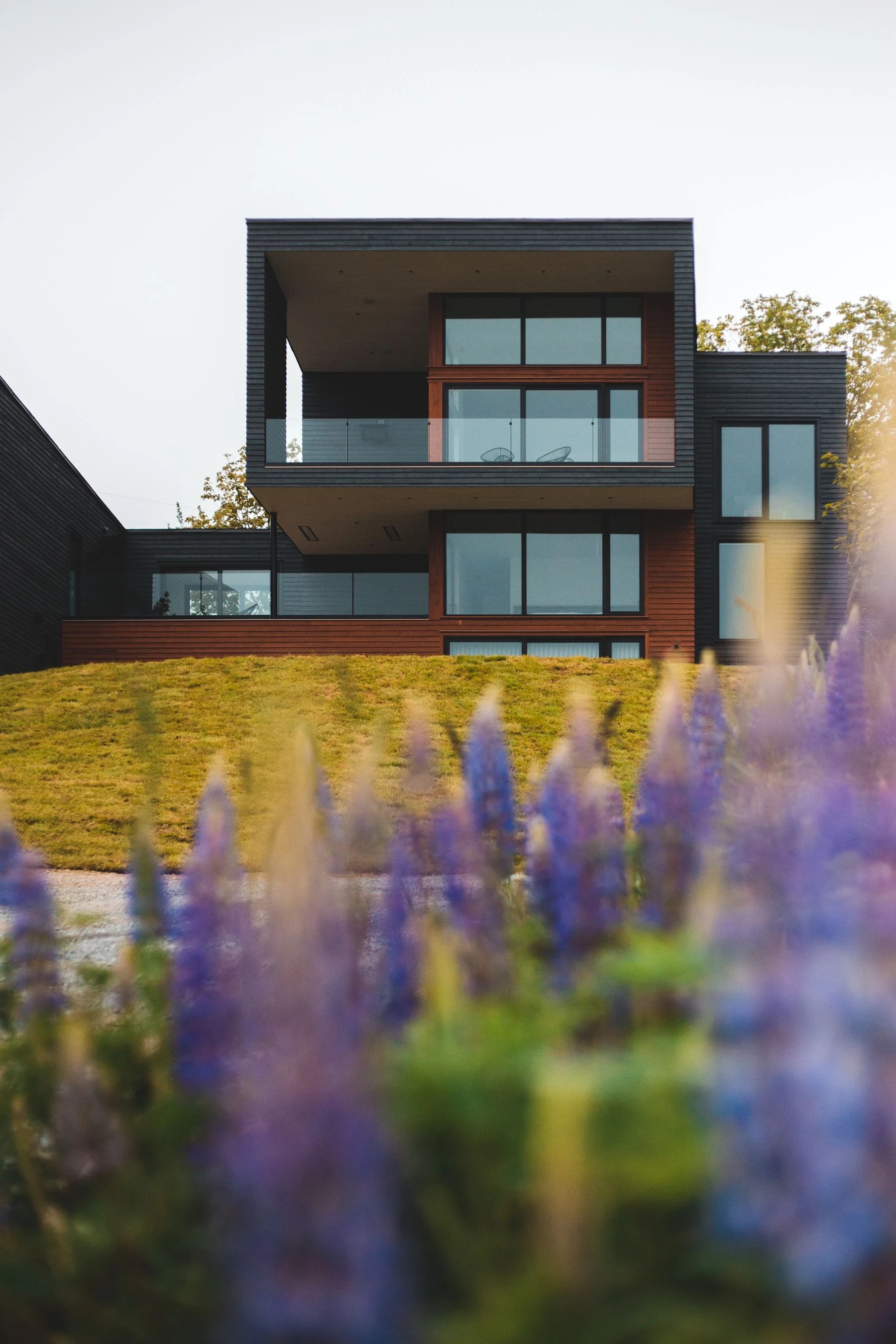 Maison contemporaine à plusieurs niveaux avec terrasse à l’étage