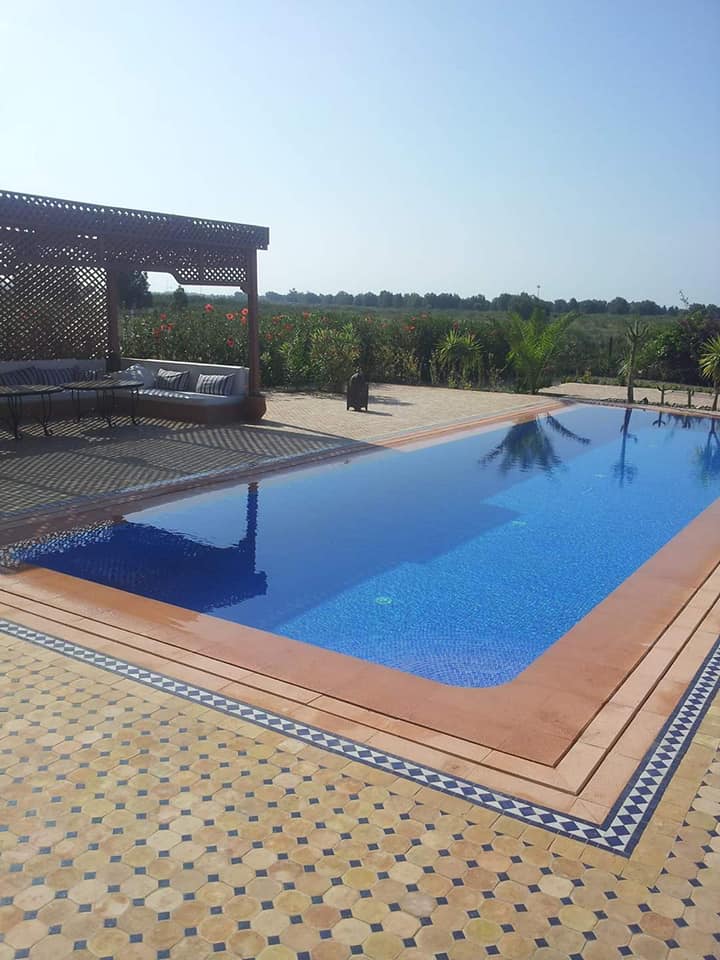 Construction d'une piscine sur mesure en Tunisie par Medina Construction