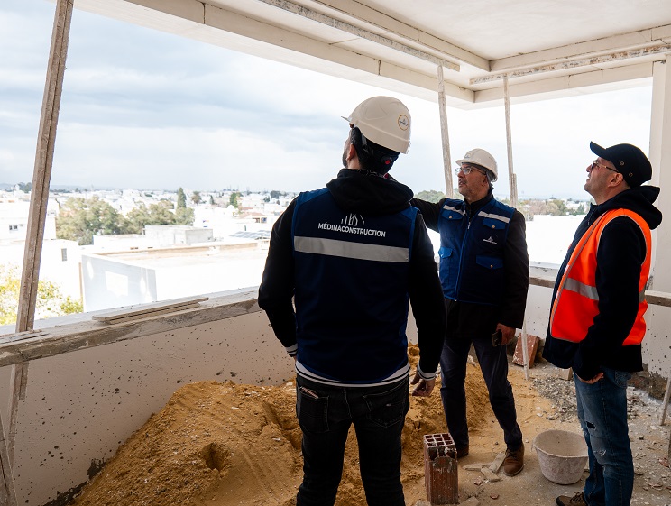 Installation de porte de garage en aluminium en Tunisie par Medina Construction