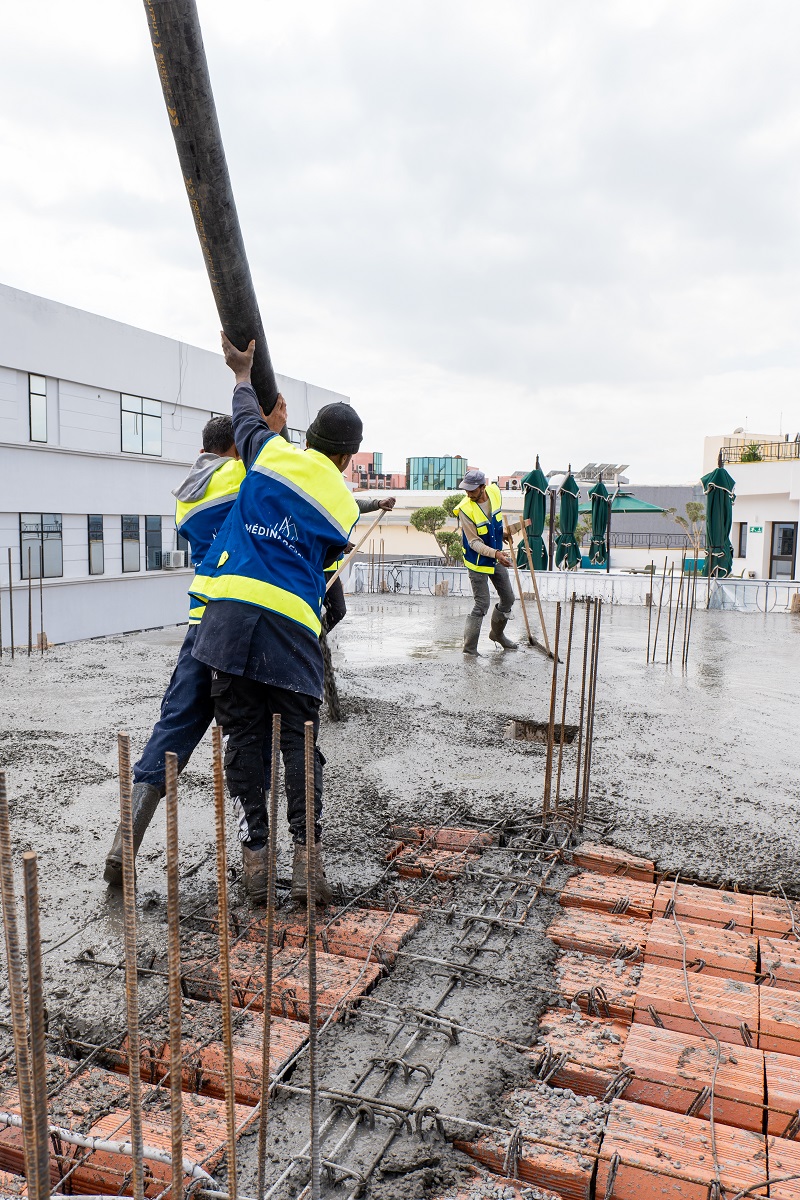 Chantier bâtiment Medina Construction pour pose de dalles béton