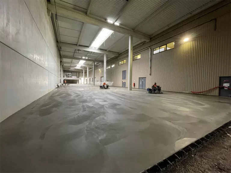 Finition en béton ciré pour un showroom