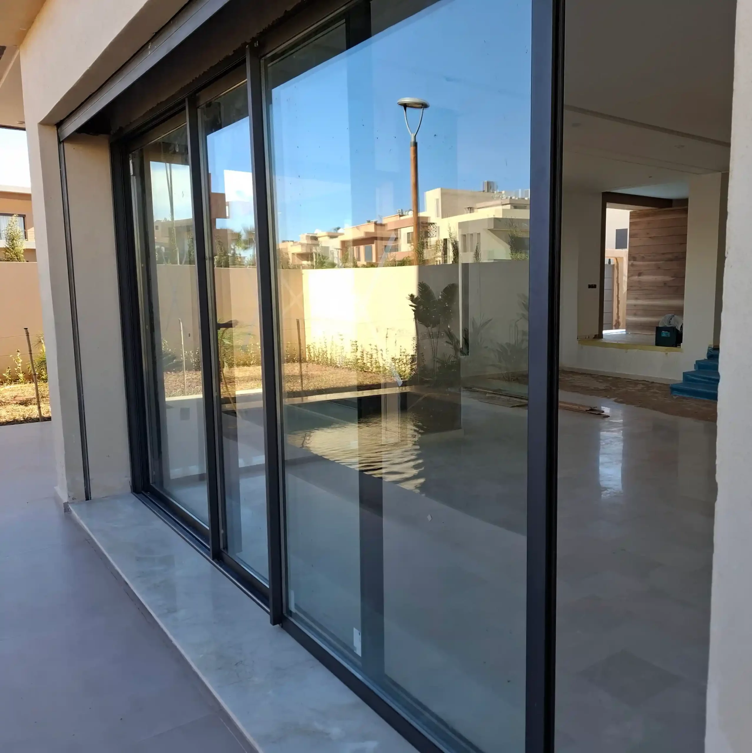 Menuiserie aluminium Tunisie pour fenêtres portes et baies vitrées