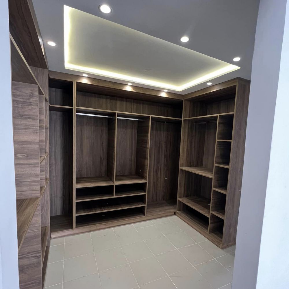 Dressing sur mesure moderne en Tunisie avec rangements pratiques