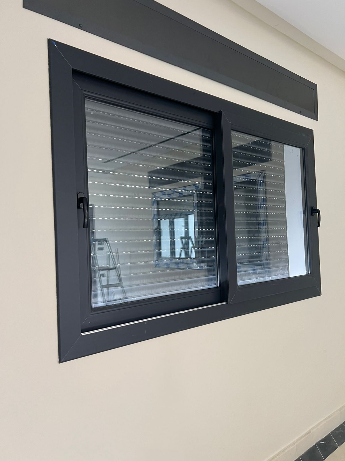 Fenêtre PVC gris anthracite en Tunisie